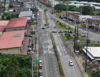 พังงา-ประชาชนร้องเรียนได้รับผลกระทบจากโครงการปรับปรุงถนนบริเวณแยกอู่เรือ 2 เดือดร้อนทั้งผู้ใช้ทางและร้านค้าสองข้างทาง ด้านเทศบาลลงพื้นที่ประสานผู้รับเหมาเร่งแก้ไข