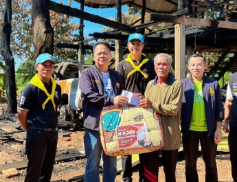 “สส.หมู วิรัช” ลุยช่วยเหลือ พร้อมให้กำลังใจบ้านเรือนประชาชนถูกไฟไหม้ เสียหายทั้งหลัง