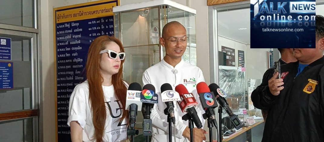 “อาจารย์เบียร์ คนตื่นธรรม” พร้อม “ขวัญ-อุษามณี ไวทยานนท์” เข้าแจ้งความดำเนินคดีกับผู้กระทำผิด หลังถูกชายที่แอบอ้างเป็นจิตอาสา หลอกขอเงินบริจาคนำไปประกอบอาหารช่วยผู้ประสบภัยน้ำท่วม แต่ภายหลังพบข้อสงสัยว่าเงินอาจถูกนำไปใช้ผิดวัตถุประสงค์ พร้อมระบุมีผู้เสียหายหลายราย มูลค่าความเสียหายรวมอาจเกือบ 1 ล้านบาท