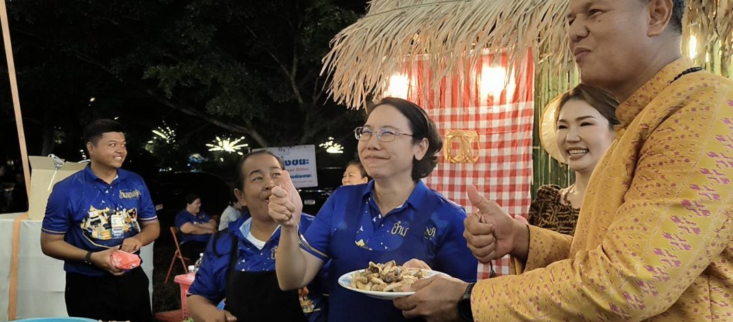 กาญจนบุรี : เปิดแล้วคึกคักงานเทศกาลเห็ดโคนบ่อพลอย!! ผู้ว่าราชการฯ ชื่นชมทีมจัดงาน แม้เกิดวิกฤตน้ำท่วม ทุกฝ่ายประชาชนในพื้นที่มีความสามัคคี สูงมาก และไฮไลท์ ผู้ว่าฯ ประกอบเห็ดโคนแล้วชิมอย่างเอร็ดอร่อย เล่นเอาหลายคนกลืนน้ำลายแทน