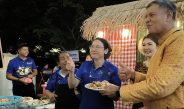 กาญจนบุรี : เปิดแล้วคึกคักงานเทศกาลเห็ดโคนบ่อพลอย!! ผู้ว่าราชการฯ ชื่นชมทีมจัดงาน แม้เกิดวิกฤตน้ำท่วม ทุกฝ่ายประชาชนในพื้นที่มีความสามัคคี สูงมาก และไฮไลท์ ผู้ว่าฯ ประกอบเห็ดโคนแล้วชิมอย่างเอร็ดอร่อย เล่นเอาหลายคนกลืนน้ำลายแทน