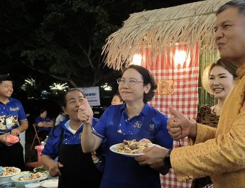 กาญจนบุรี : เปิดแล้วคึกคักงานเทศกาลเห็ดโคนบ่อพลอย!! ผู้ว่าราชการฯ ชื่นชมทีมจัดงาน แม้เกิดวิกฤตน้ำท่วม ทุกฝ่ายประชาชนในพื้นที่มีความสามัคคี สูงมาก และไฮไลท์ ผู้ว่าฯ ประกอบเห็ดโคนแล้วชิมอย่างเอร็ดอร่อย เล่นเอาหลายคนกลืนน้ำลายแทน