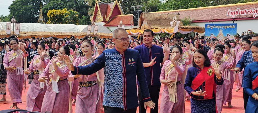 ชาวนครพนมพร้อมใจรำบูชาพระธาตุพนม ถวายเป็นพุทธบูชา เนื่องในวันออกพรรษา ประจำปี 2569