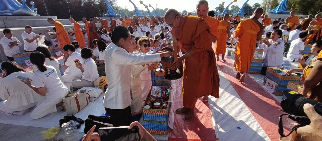 พุทธศาสนิกชนร่วมตักบาตรเทโว 500 รูป เนื่องในวันออกพรรษา ณ พุทธอุทยานนานาชาติ หนองคาย