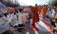 พุทธศาสนิกชนร่วมตักบาตรเทโว 500 รูป เนื่องในวันออกพรรษา ณ พุทธอุทยานนานาชาติ หนองคาย