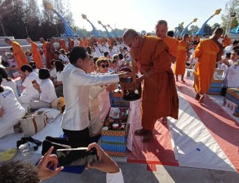 พุทธศาสนิกชนร่วมตักบาตรเทโว 500 รูป เนื่องในวันออกพรรษา ณ พุทธอุทยานนานาชาติ หนองคาย