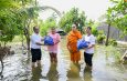 นครปฐม คณะสงฆ์วัดไร่ขิงพระอารามหลวง พร้อมผู้นำชุมชนสามพรานลุยน้ำท่วม ส่งความห่วงใย ใส่ใจมอบเครื่องยังชีพส่งถึงญาติโยม