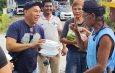 นครนายก – โหน่งชะชะช่าห่วงชาวบ้านลุยน้ำแจกบะหมี่