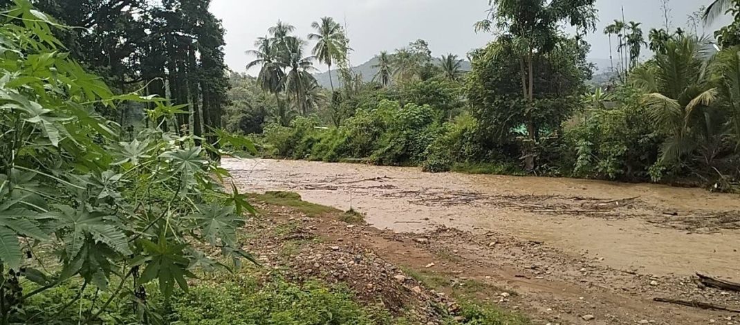 มาตามคาดพายุฝนถล่มระลอกใหม่หลายพื้นที่แม่ฮ่องสอน เส้นทางถูกตัดขาดน้ำเอ่อท่วมย้ายข้าวของไม่ทัน