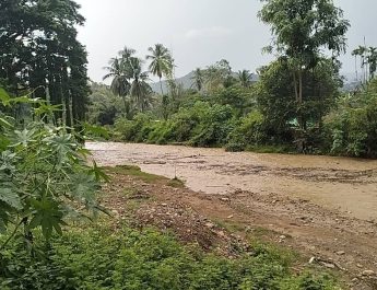 มาตามคาดพายุฝนถล่มระลอกใหม่หลายพื้นที่แม่ฮ่องสอน เส้นทางถูกตัดขาดน้ำเอ่อท่วมย้ายข้าวของไม่ทัน