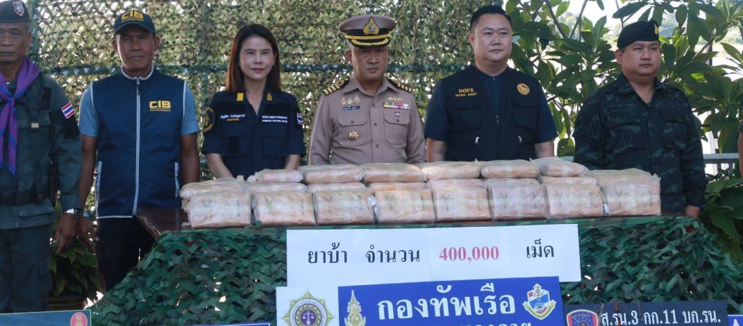 หน่วยเรือโพนพิสัย นรข.เขตหนองคาย แถลงผลการจับกุมหนุ่มเมืองหนองคาย ได้พร้อมยาบ้า 2 แสนเม็ด นำตัวมาทำแผนเจออีก 2 แสนเม็ด ซุกพงหญ้า