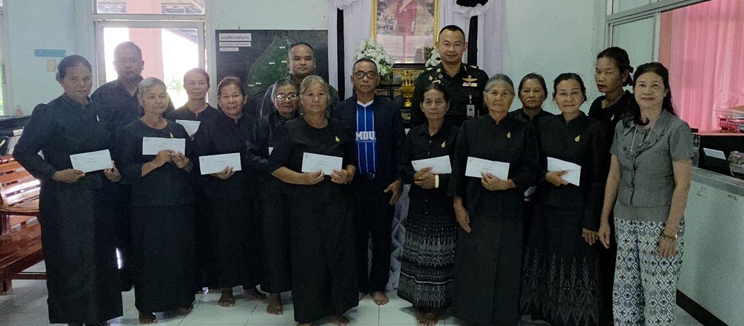(สุรินทร์) ศปร.เขตพื้นที่ มทบ.25 จัดพิธีมอบเงินพระราชทานค่าผลิตภัณฑ์ผ้าไหมให้กับสมาชิกศูนย์ส่งเสริมศิลปาชีพอีสานใต้ จังหวัดสุรินทร์