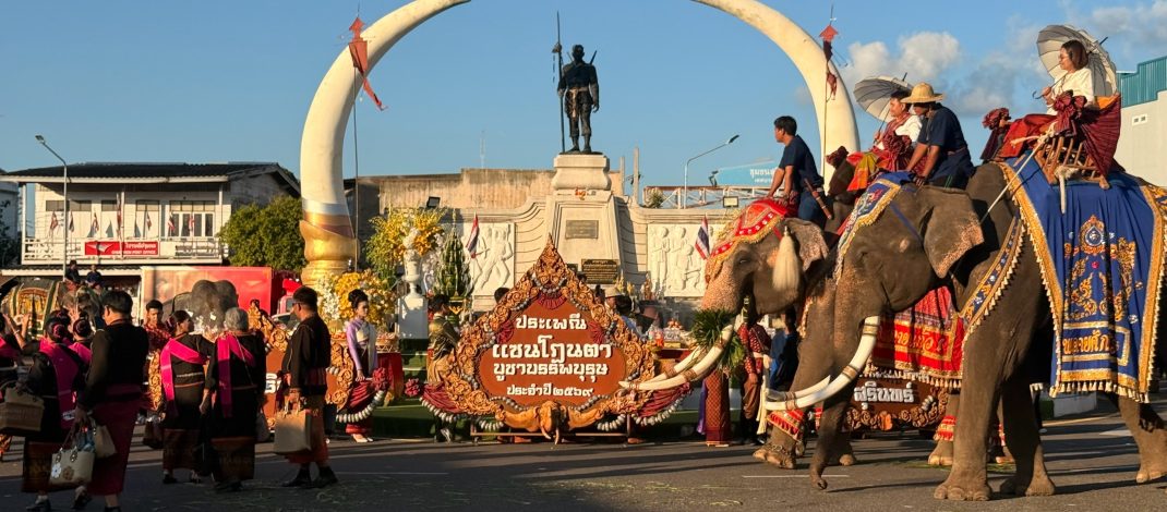 สุรินทร์ สืบสาน แซนโฎนตา บูชาบรรพบุรุษ ช้างงาสวย 8 เชือก ครั้งแรกนำแห่เครื่องเซ่นไหว้และขบวนศิลปะพื้นบ้าน 3 ชนเผ่าอย่างสวยงามและยิ่งใหญ่ คึกคักกับการแข่งขูดมะพร้าวโบราณ
