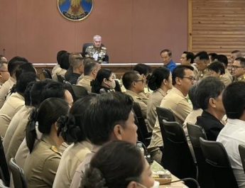 ปราจีนบุรี โปรดเกล้าฯ ให้องคมนตรี เชิญถุงพระราชทาน แก่ผู้ประสบอุทกภัย จ.ปราจีนบุรี