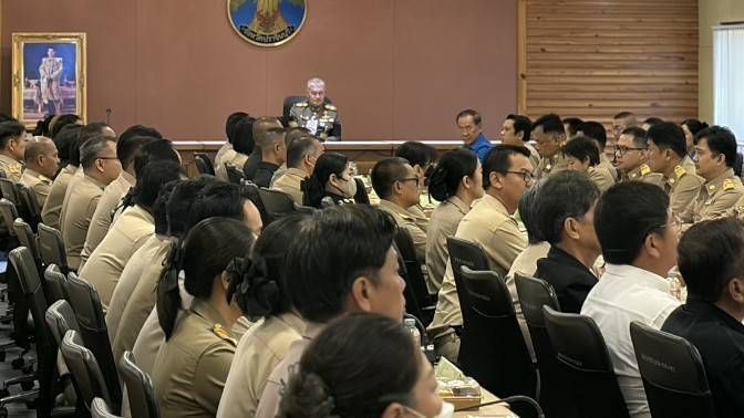 ปราจีนบุรี โปรดเกล้าฯ ให้องคมนตรี เชิญถุงพระราชทาน แก่ผู้ประสบอุทกภัย จ.ปราจีนบุรี