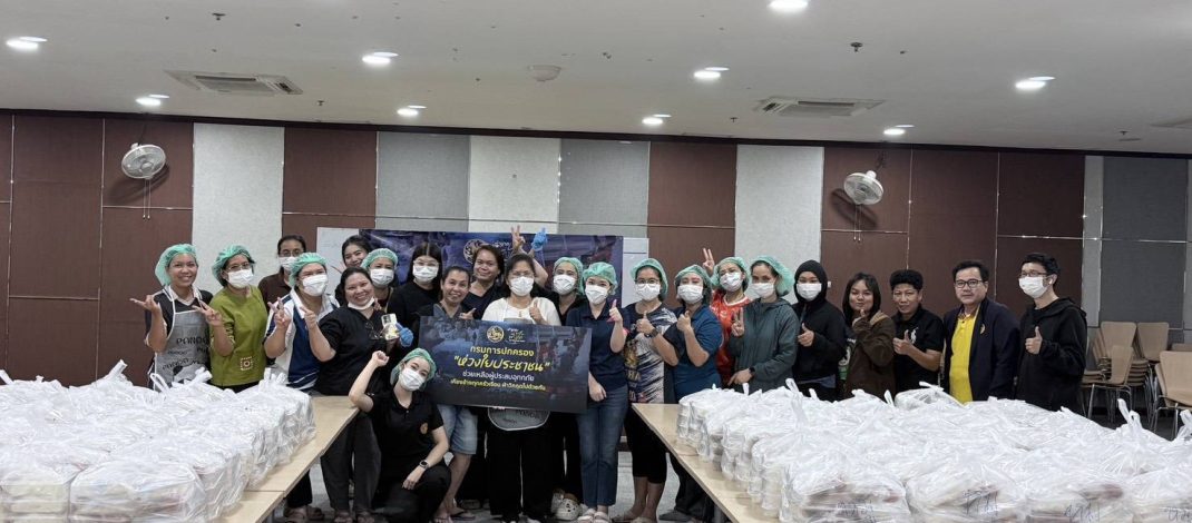 วิทยาลัยการปกครอง รวมน้ำใจ เร่งทำอาหารน้ำดื่มมอบให้ผู้ประสบภัยน้ำท่วม
