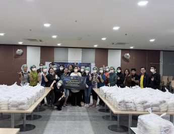 วิทยาลัยการปกครอง รวมน้ำใจ เร่งทำอาหารน้ำดื่มมอบให้ผู้ประสบภัยน้ำท่วม