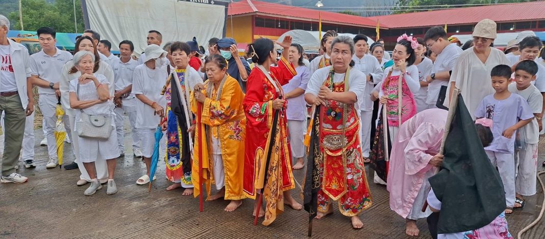 ชาวพังงาร่วมยกเสาโกเต้ง สูงที่สุดในโลกที่ศาลเจ้าแม่ม่าจ้อโป๋ ต้องใช้รถเครนขนาดใหญ่ช่วยยก เริ่มประเพณีถือศีล-กินผัก ประจำปี 2569