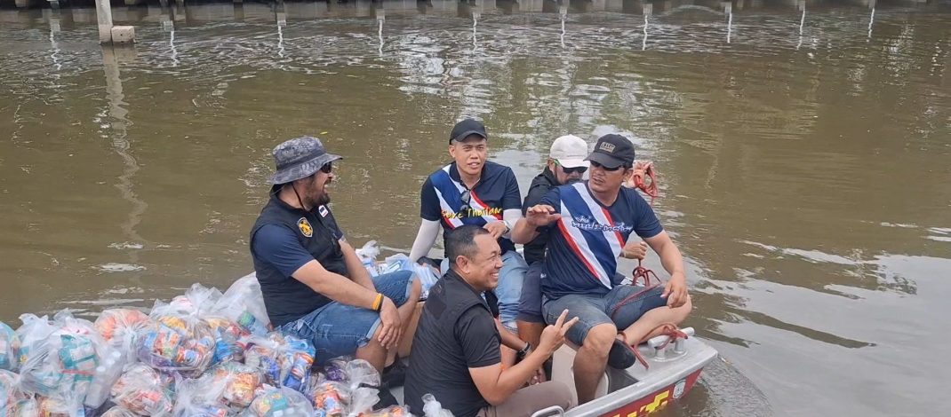 สถานีตำรวจภูธรบางบ่อ ร่วมกับ เต้ อาชีวะ ลุยน้ำท่วมแจกถุงยังชีพชาวบ้าน ที่ได้รับผลกระทบจากน้ำท่วม