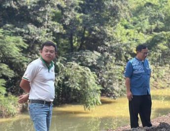 “สส.ชนาธิป ศุภศิริ” สส.แพร่ เขต 2 “เดินหน้า” พี่น้องประชาชน ล่าสุด ให้ทีมงานลงพื้นที่ ดำเนินการปรับปรุงถนนทางลัดชั่วคราวบริเวณด้านหลังที่ทำการการไฟฟ้าส่วนภูมิภาค อ.สอง