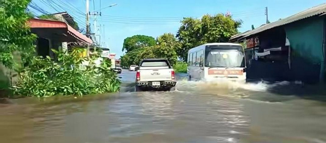 กาญจนบุรี : สภาพน้ำบ่อพลอยเริ่มลดแล้ว ในเขตเทศบาลเมืองน้ำทรงตัว!! เขื่อนศรีฯ รับน้ำได้อีก 2% ของความจุ ส่วนเขื่อนวชิราลงกรณ รับได้ 3.17% ถนนหลายสายรถยังผ่านไม่ได้ ด้าน ทหาร นพค.11 นำเครื่องจักรลุยฟื้นฟูผิวจราจร หลังดินถล่มจากภูเขา