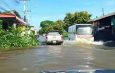 กาญจนบุรี : สภาพน้ำบ่อพลอยเริ่มลดแล้ว ในเขตเทศบาลเมืองน้ำทรงตัว!! เขื่อนศรีฯ รับน้ำได้อีก 2% ของความจุ ส่วนเขื่อนวชิราลงกรณ รับได้ 3.17% ถนนหลายสายรถยังผ่านไม่ได้ ด้าน ทหาร นพค.11 นำเครื่องจักรลุยฟื้นฟูผิวจราจร หลังดินถล่มจากภูเขา
