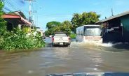 กาญจนบุรี : สภาพน้ำบ่อพลอยเริ่มลดแล้ว ในเขตเทศบาลเมืองน้ำทรงตัว!! เขื่อนศรีฯ รับน้ำได้อีก 2% ของความจุ ส่วนเขื่อนวชิราลงกรณ รับได้ 3.17% ถนนหลายสายรถยังผ่านไม่ได้ ด้าน ทหาร นพค.11 นำเครื่องจักรลุยฟื้นฟูผิวจราจร หลังดินถล่มจากภูเขา