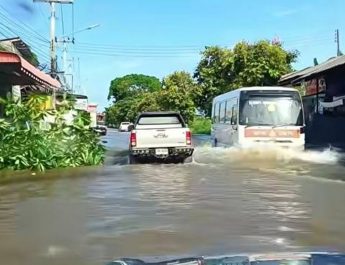 กาญจนบุรี : สภาพน้ำบ่อพลอยเริ่มลดแล้ว ในเขตเทศบาลเมืองน้ำทรงตัว!! เขื่อนศรีฯ รับน้ำได้อีก 2% ของความจุ ส่วนเขื่อนวชิราลงกรณ รับได้ 3.17% ถนนหลายสายรถยังผ่านไม่ได้ ด้าน ทหาร นพค.11 นำเครื่องจักรลุยฟื้นฟูผิวจราจร หลังดินถล่มจากภูเขา