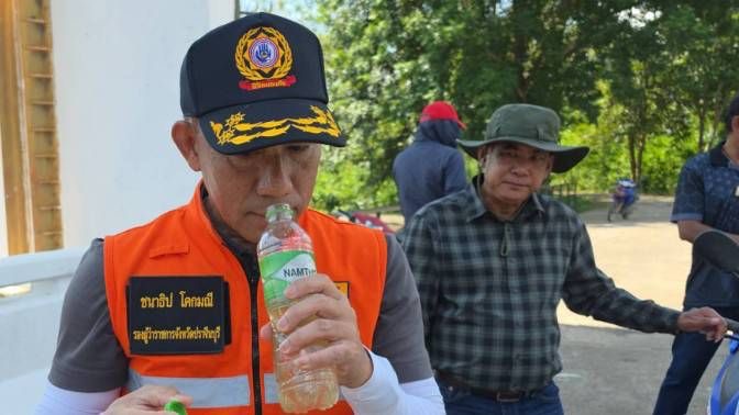 ปราจีนบุรี รองผู้ว่าเร่งลงตรวจน้ำสีดำที่ประตูน้ำพร้อมส่งตรวจ