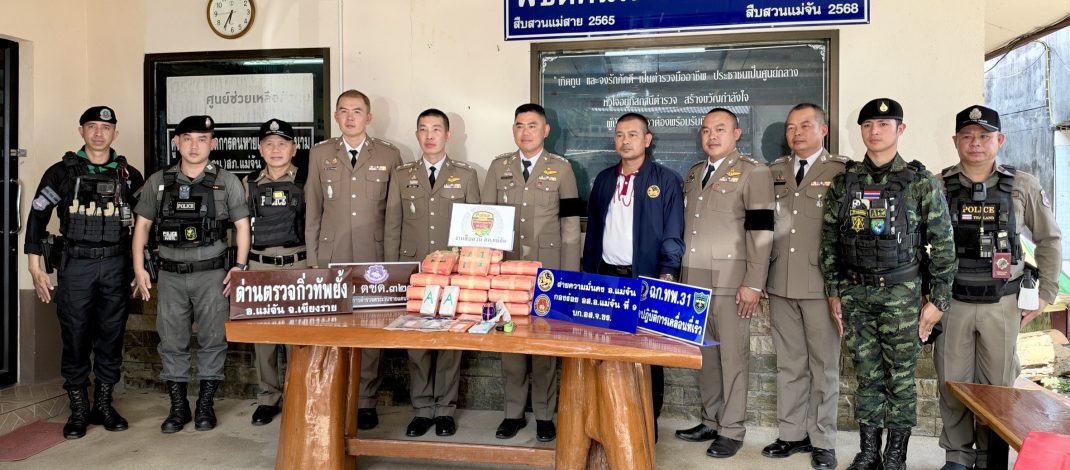 ตำรวจแม่จัน สกัดรถต้องสงสัยที่ด่านกิ่วทัพยั้ง ขยายผลค้นบ้านพบยาบ้ากว่า 1.44 แสนเม็ด รวบ 2 ผู้ต้องหา เตรียมส่งต่อเครือข่ายที่พะเยา